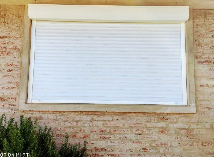 Cortina exterior de PVC de 121cm x 101cm con guías de aluminio - Imagen 3