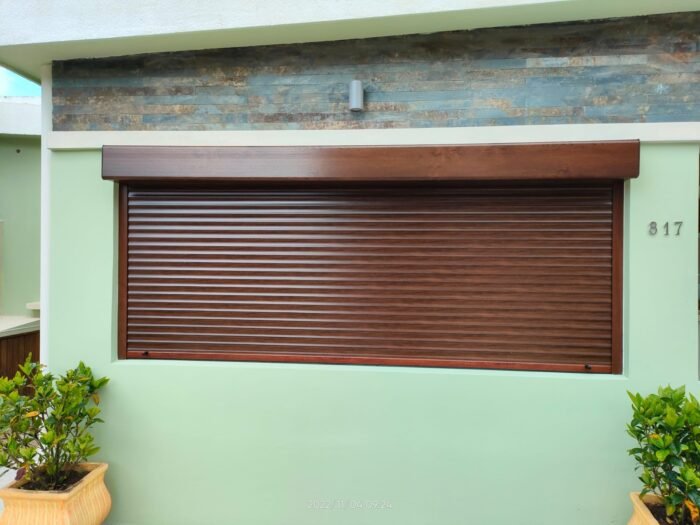 Cortina exterior de PVC de 151cm x 101cm con guías de aluminio - Imagen 2