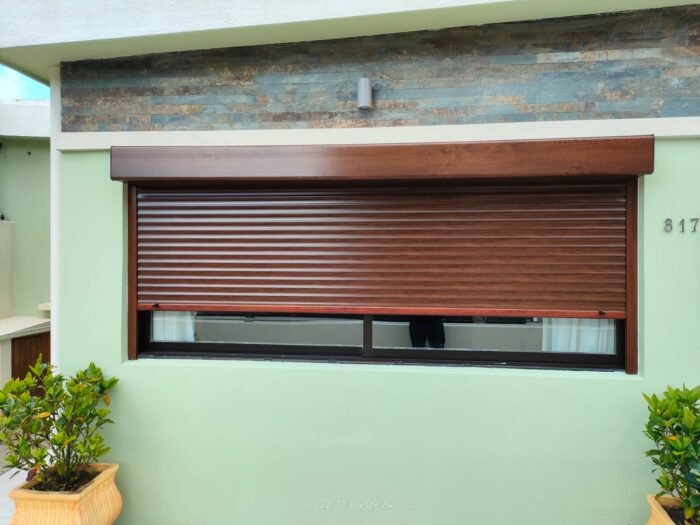 Cortina exterior de PVC de 151cm x 101cm con guías de aluminio - Imagen 3