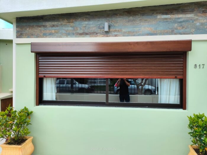 Cortina exterior de PVC de 151cm x 101cm con guías de aluminio - Imagen 4