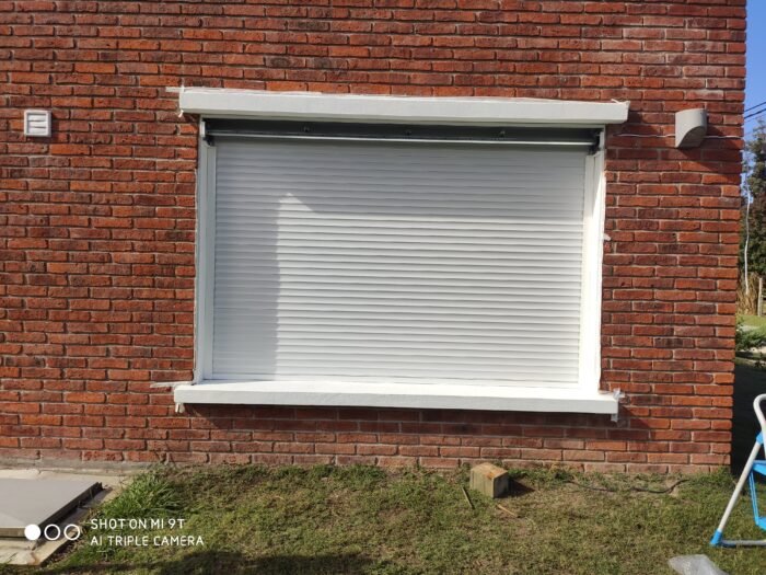 Cortina exterior de PVC de 121cm x 101cm con guías de aluminio - Imagen 1