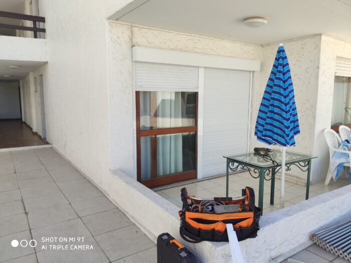 Cortina exterior de PVC de 121cm x 121cm con guías de aluminio - Imagen 5