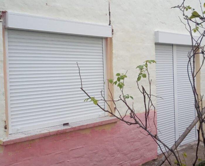 Cortina exterior de PVC de 151cm x 121cm con guías de aluminio - Imagen 1
