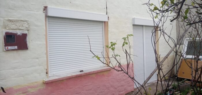 Cortina exterior de PVC de 151cm x 101cm con guías de aluminio - Imagen 5